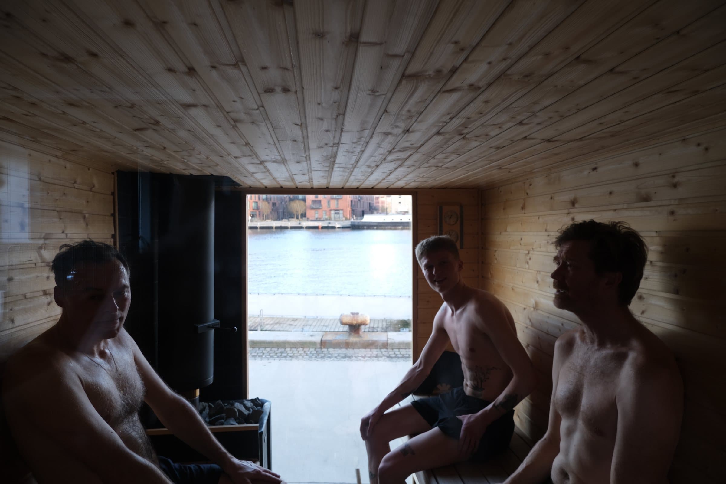 Tre gæster i saunaen med udsigt over havnen